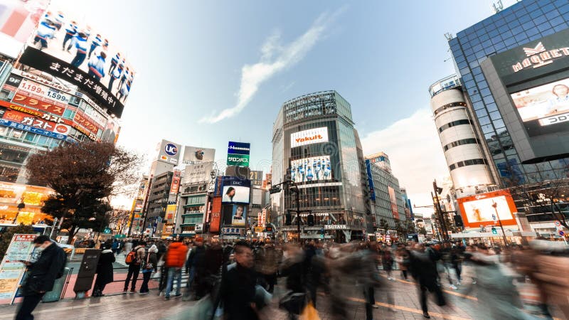 промежуток времени 4K UHD скрещивания Shibuya, толпить людей и перехода автомобильного движения через пересечение Достопримечател